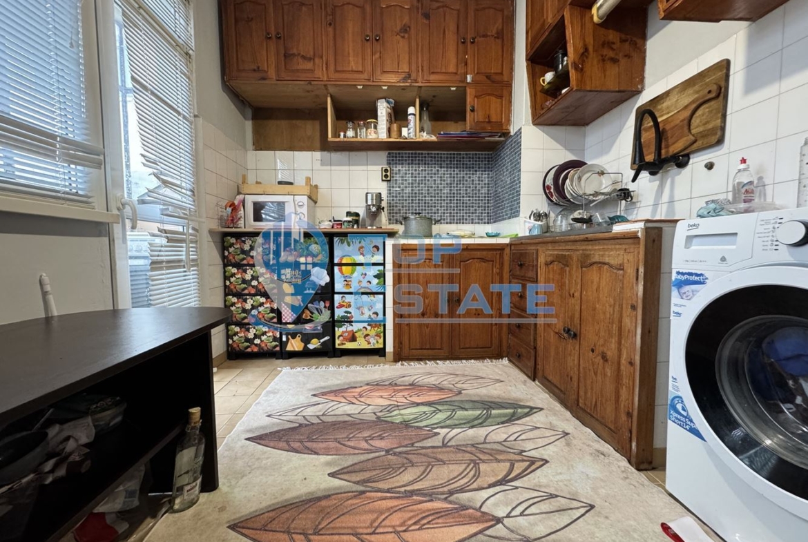 Тристаен, южен, ремонтиран апартамент с две спални в квартал Зона Б, град Велико Търново - 0