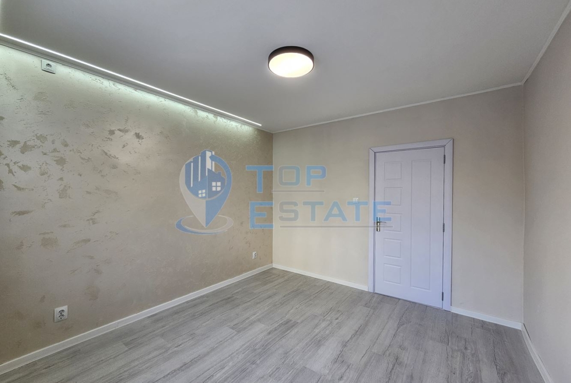 Тристаен ремонтиран апартамент с две спални в квартал Пролет, Горна Оряховица - 0