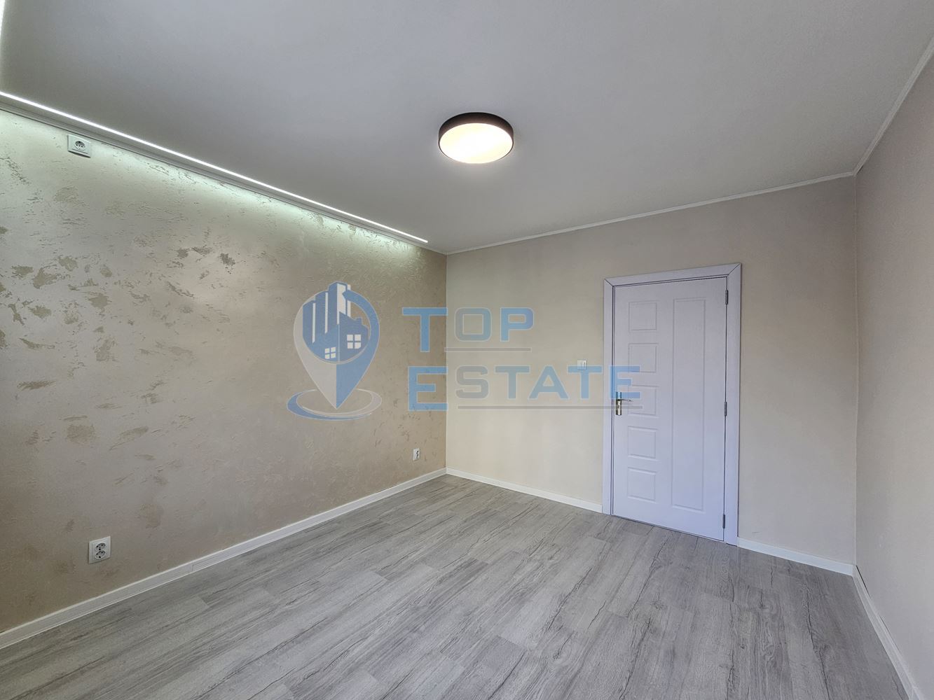 Тристаен ремонтиран апартамент с две спални в квартал Пролет, Горна Оряховица - 0