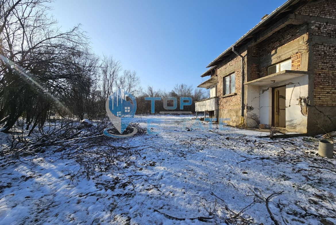 Масивна къща с голям парцел в село Върбица, област Велико Търново - 0