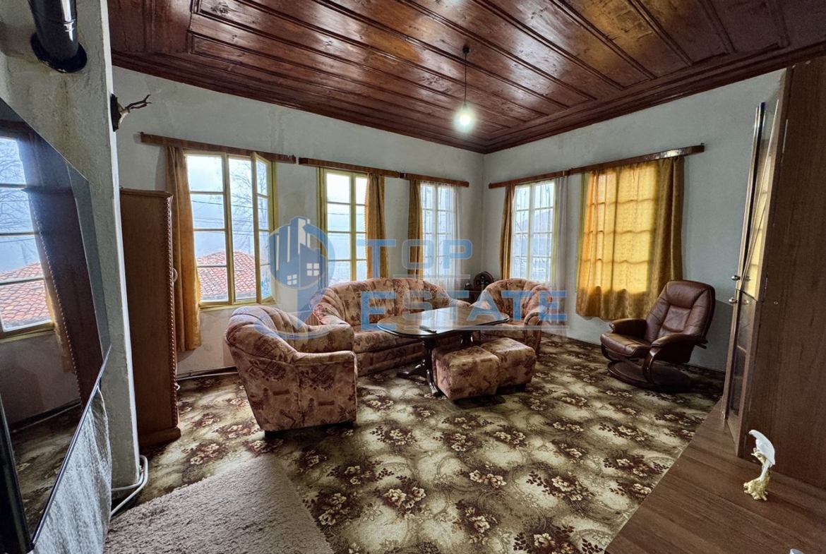 Двуетажна тухлена къща с допълнителна постройка в град Елена, област Велико Търново - 0