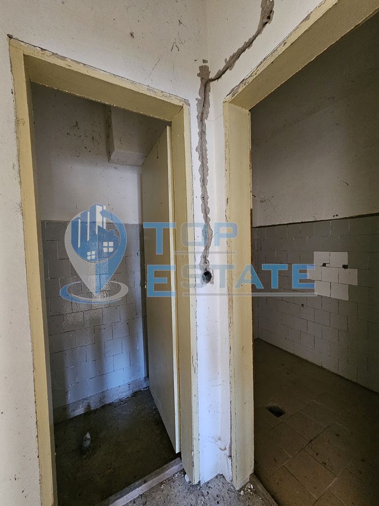 Масивна къща с голям парцел в село Върбица, област Велико Търново - 0