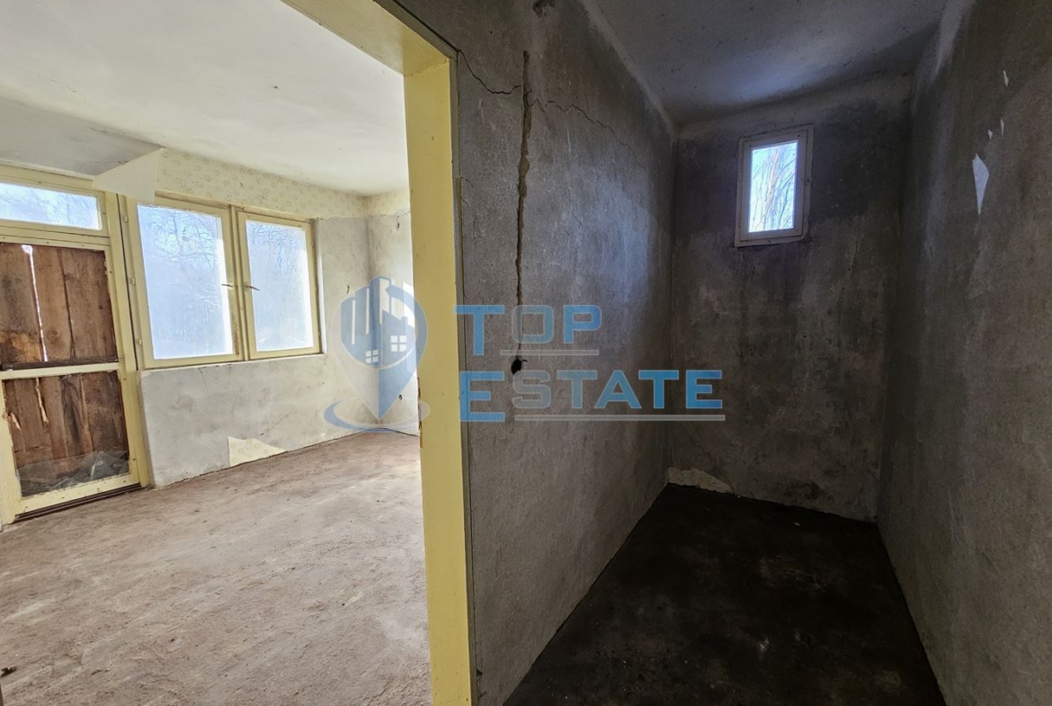 Масивна къща с голям парцел в село Върбица, област Велико Търново - 0