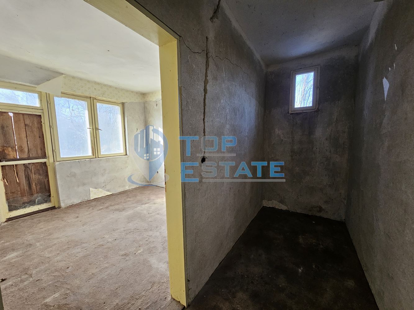 Масивна къща с голям парцел в село Върбица, област Велико Търново - 0