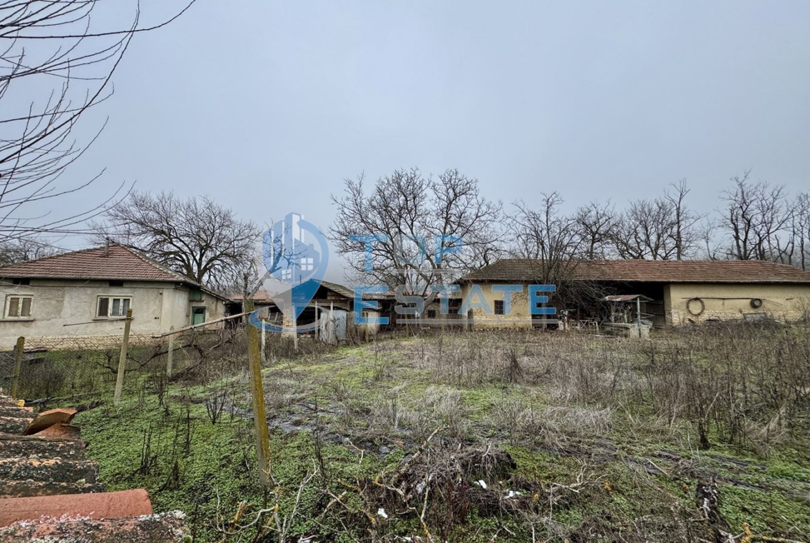 Тухлена къща с кладенец и голям двор в село Драганово, област Велико Търново - 0