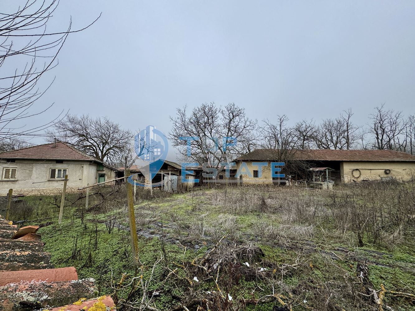 Тухлена къща с кладенец и голям двор в село Драганово, област Велико Търново - 0