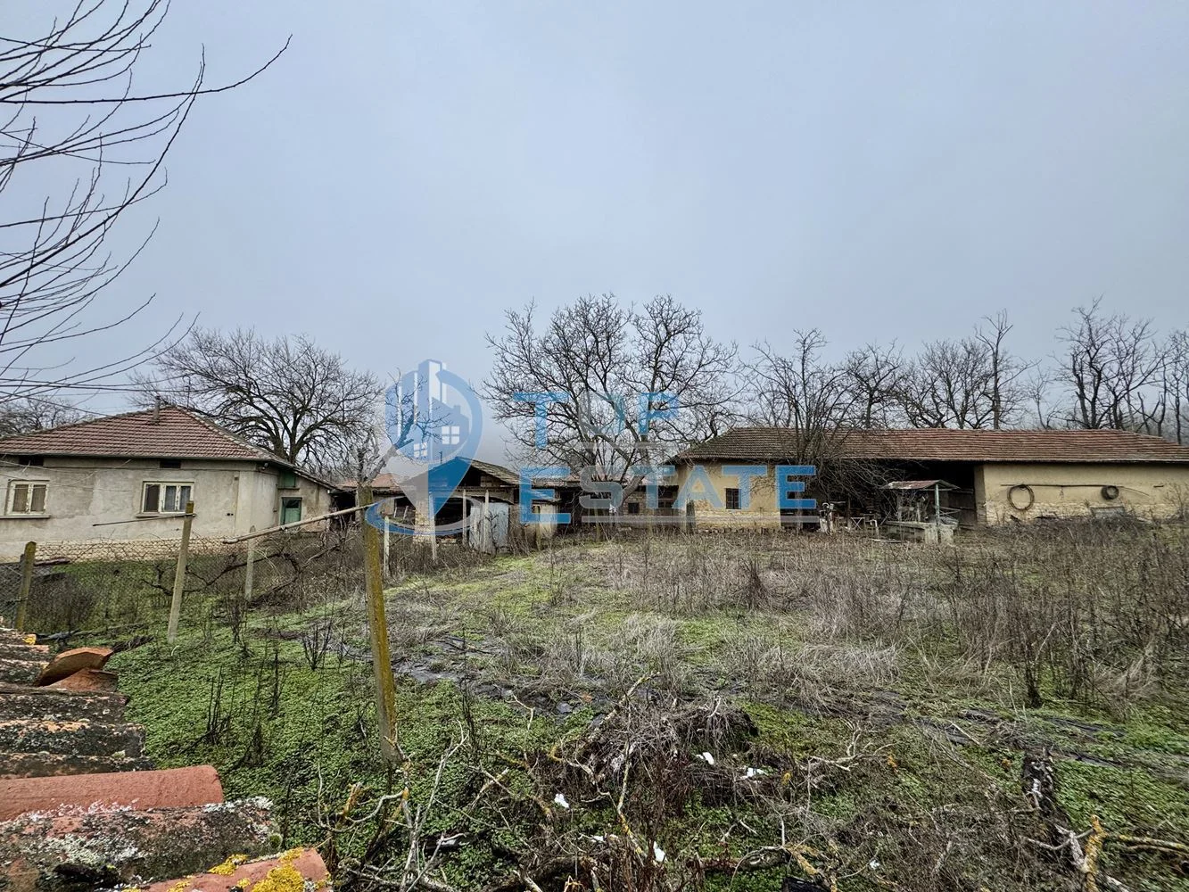 Тухлена къща с кладенец и голям двор в село Драганово, област Велико Търново - 0