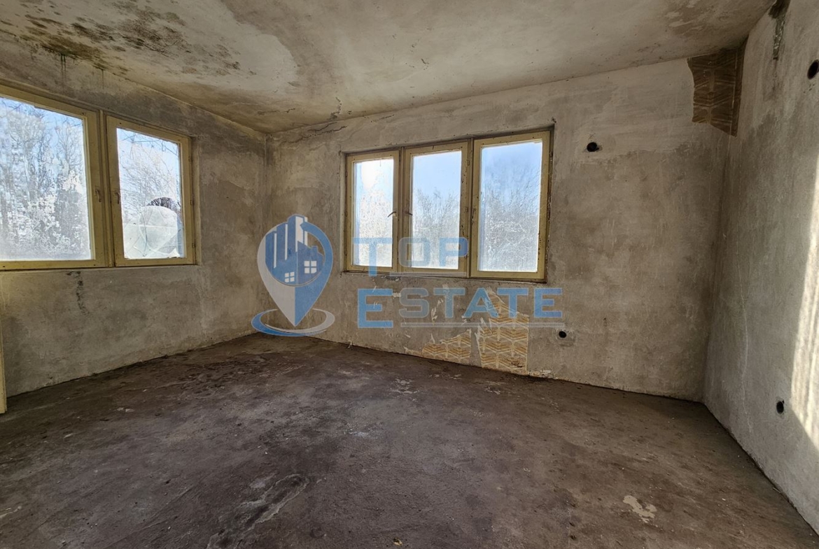 Масивна къща с голям парцел в село Върбица, област Велико Търново - 0