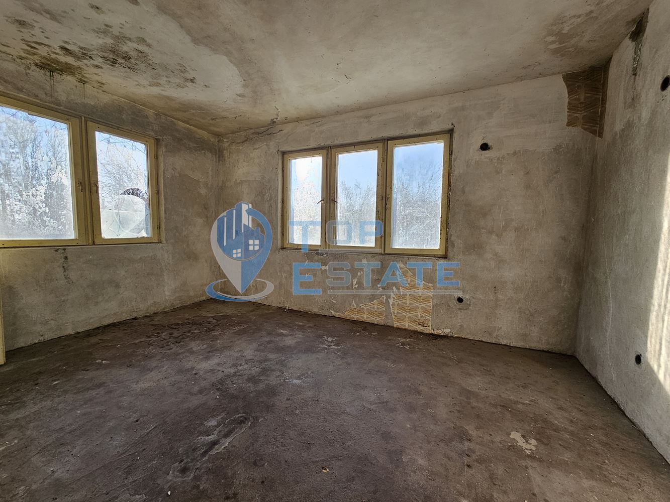 Масивна къща с голям парцел в село Върбица, област Велико Търново - 0