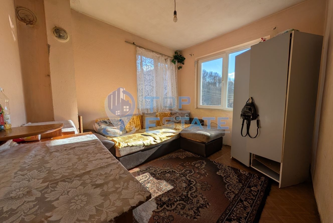 Двуетажна масивна къща с панорама в центъра на град Плачковци - 0