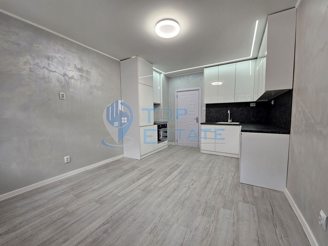 Тристаен ремонтиран апартамент с две спални в квартал Пролет, Горна Оряховица - 0