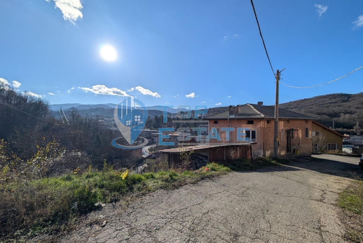 Двуетажна масивна къща с панорама в центъра на град Плачковци - 0