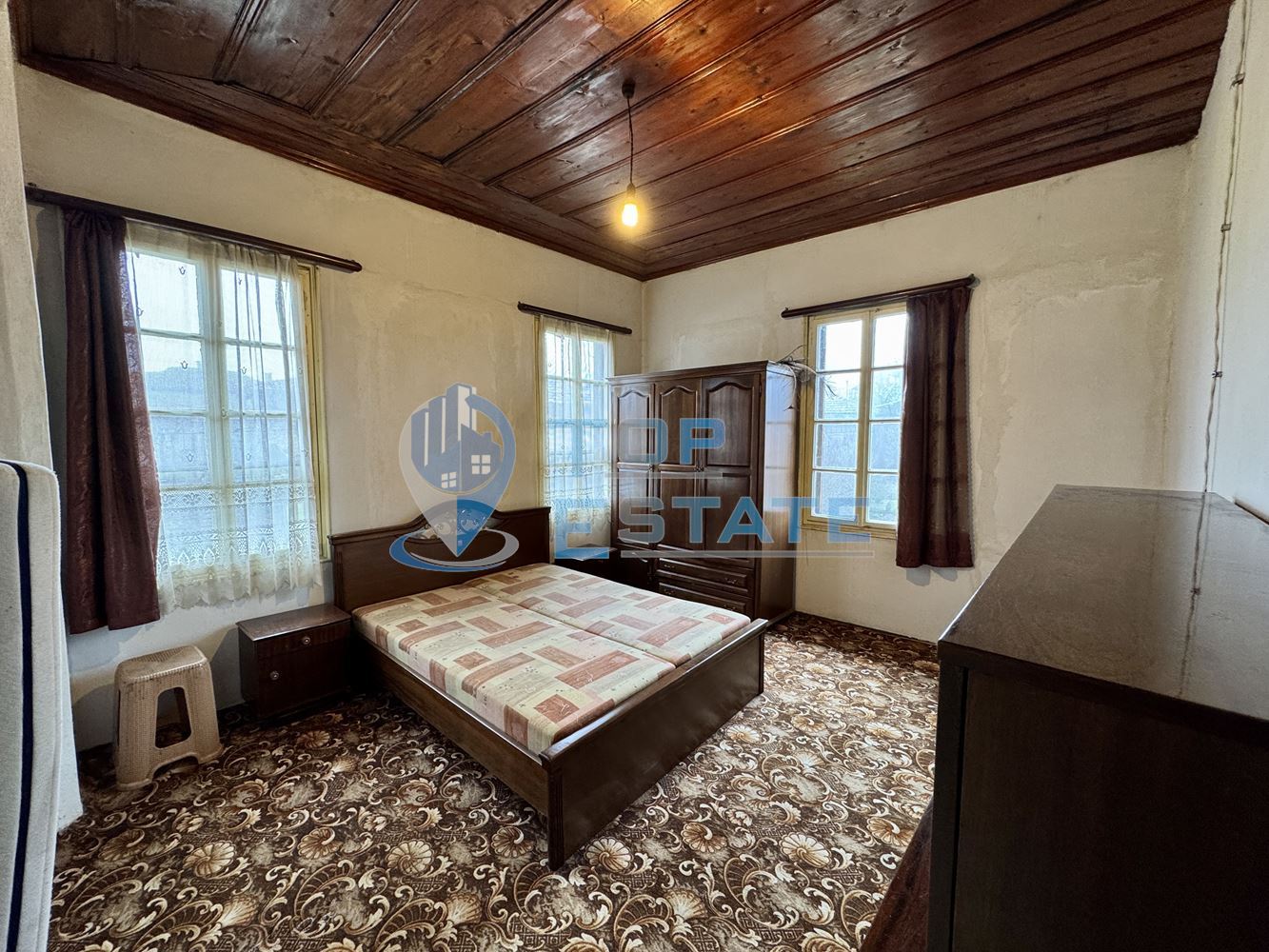 Двуетажна тухлена къща с допълнителна постройка в град Елена, област Велико Търново - 0