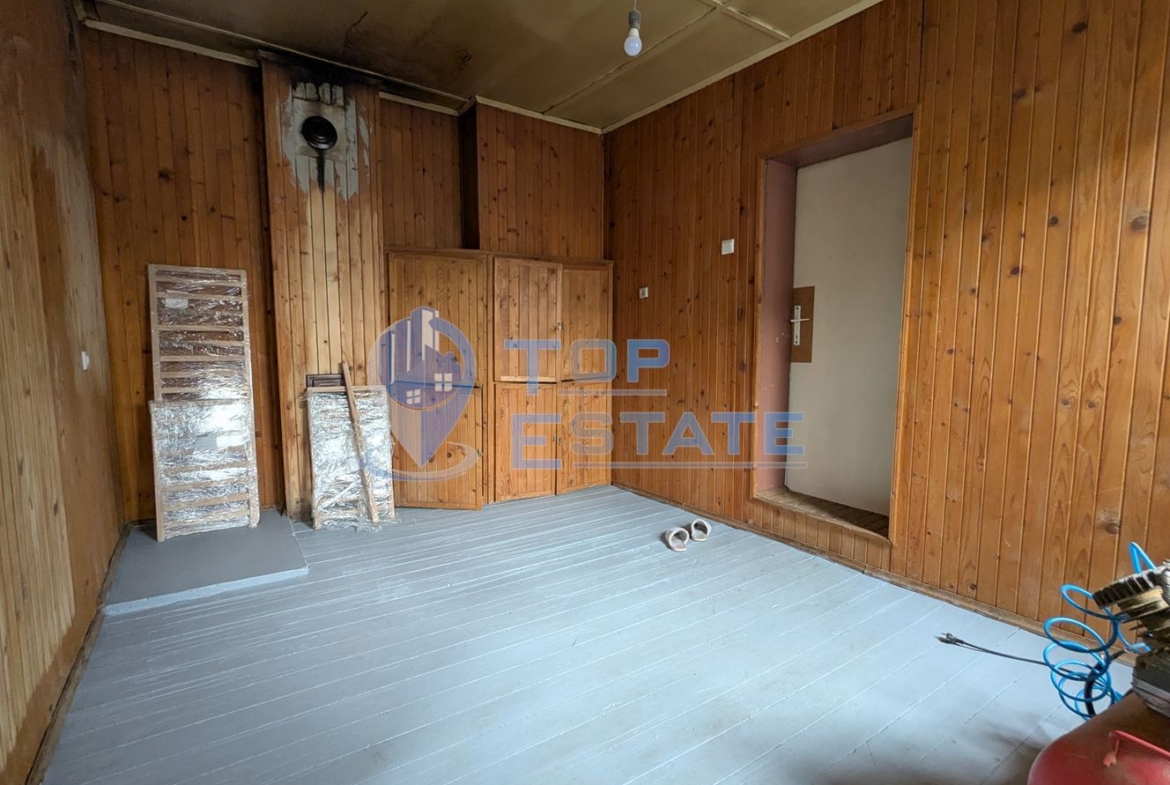 Двуетажна тухлена къща с голям двор в село Поликраище, област Велико Търново - 0