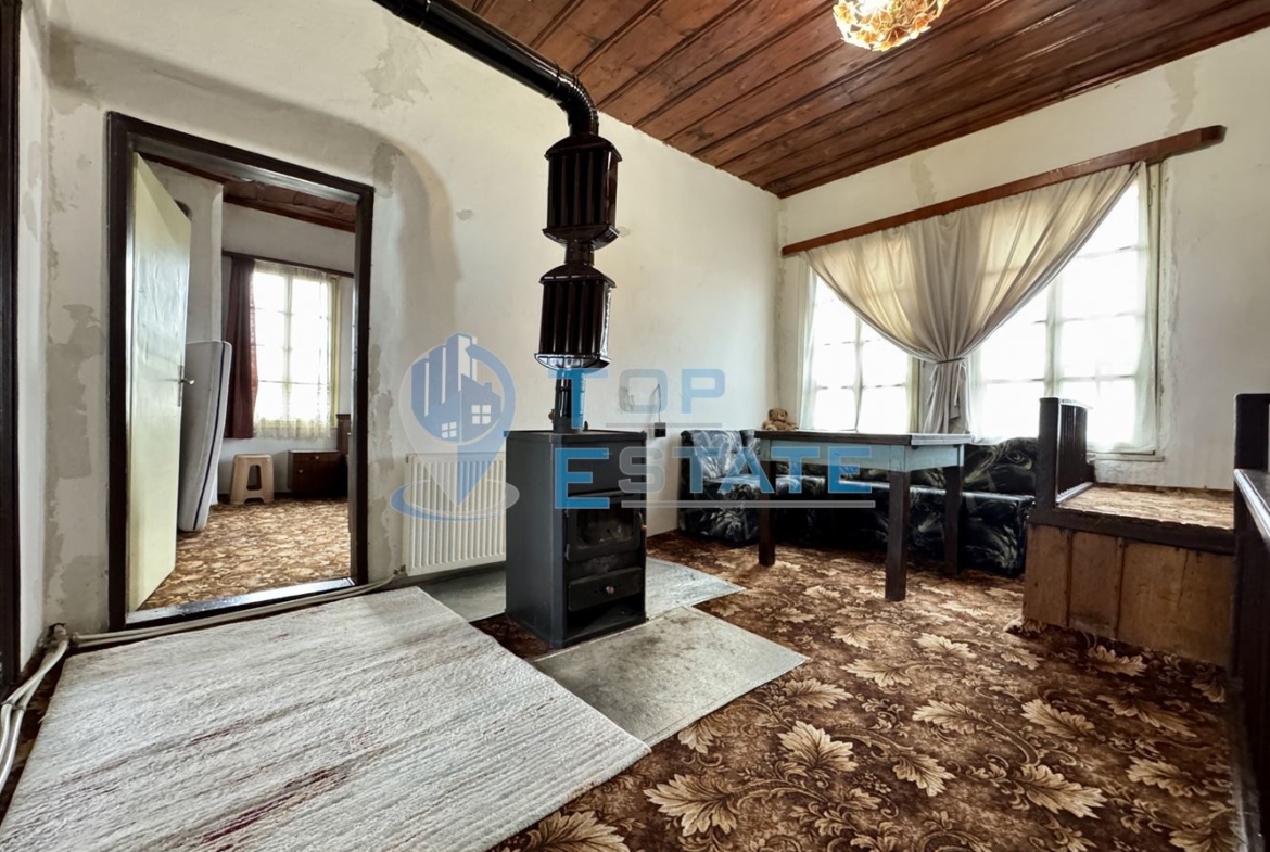 Двуетажна тухлена къща с допълнителна постройка в град Елена, област Велико Търново - 0