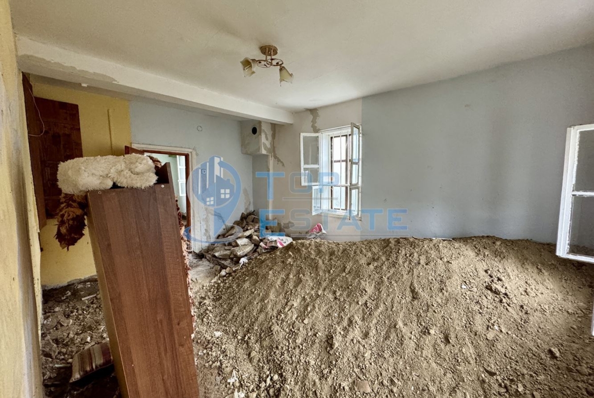 Двуетажна тухлена къща с допълнителна постройка в град Елена, област Велико Търново - 0