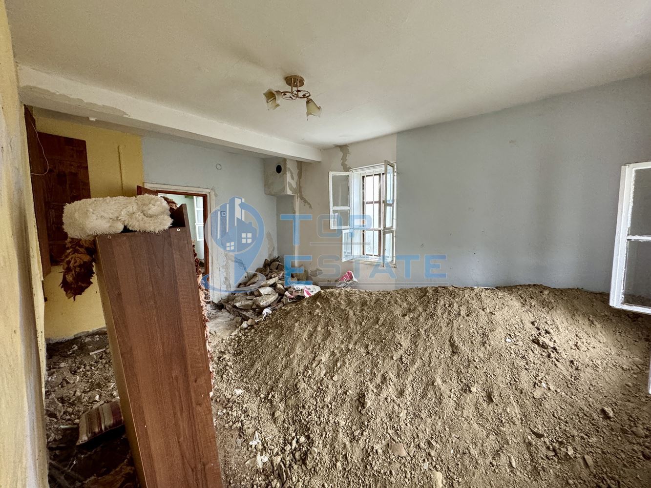 Двуетажна тухлена къща с допълнителна постройка в град Елена, област Велико Търново - 0