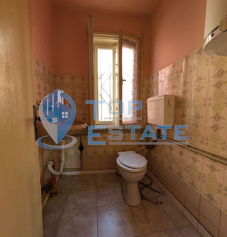 Двуетажна масивна къща с панорама в центъра на град Плачковци - 0