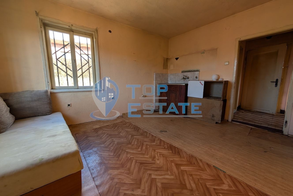 Двуетажна масивна къща с панорама в центъра на град Плачковци - 0