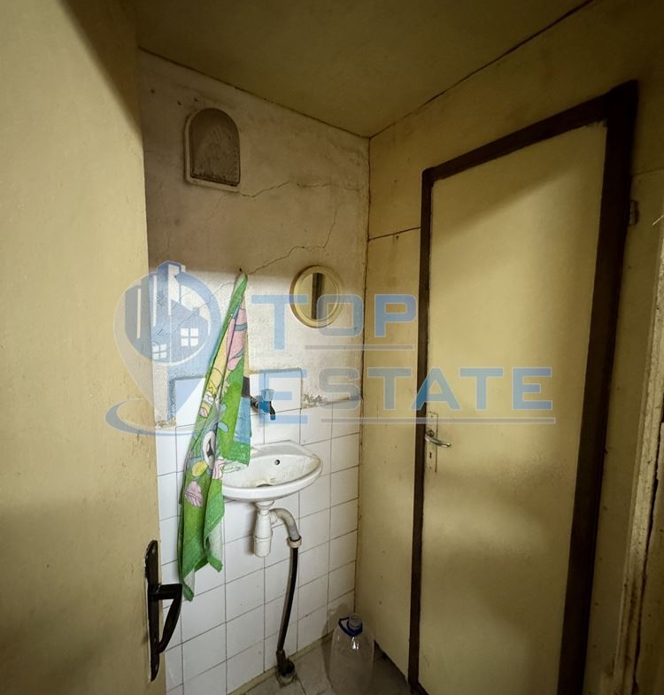 Двуетажна тухлена къща с допълнителна постройка в град Елена, област Велико Търново - 0