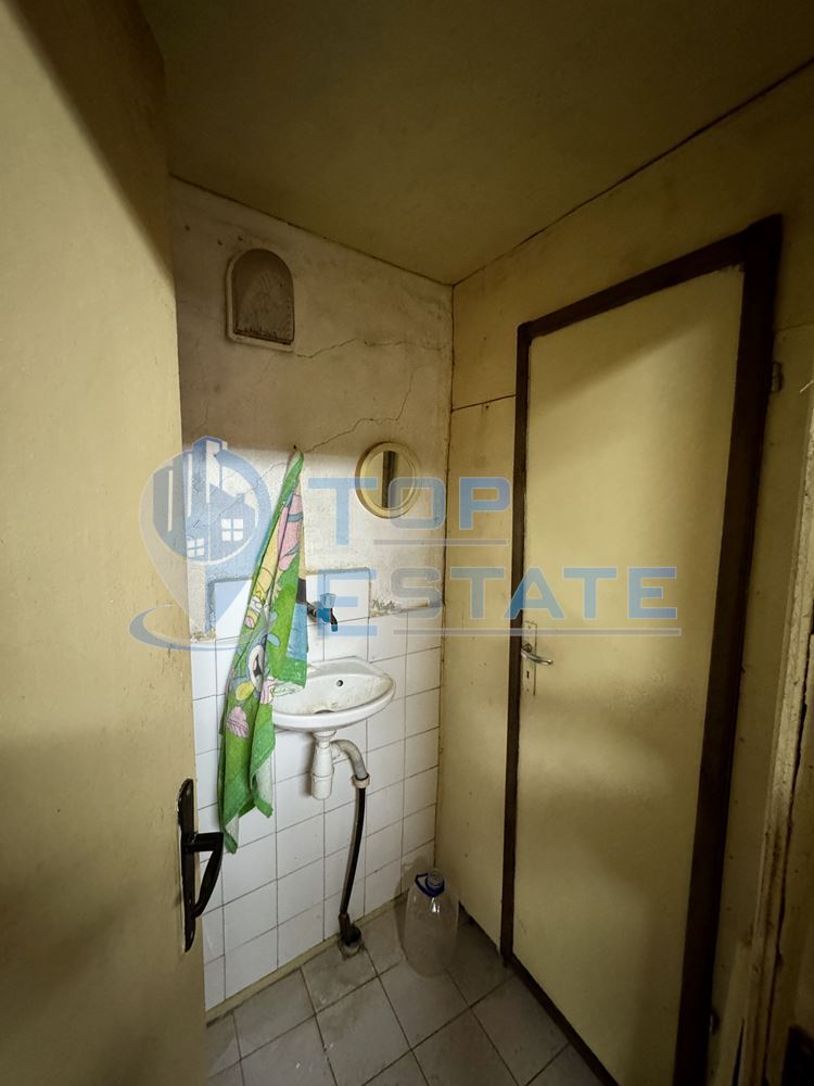 Двуетажна тухлена къща с допълнителна постройка в град Елена, област Велико Търново - 0