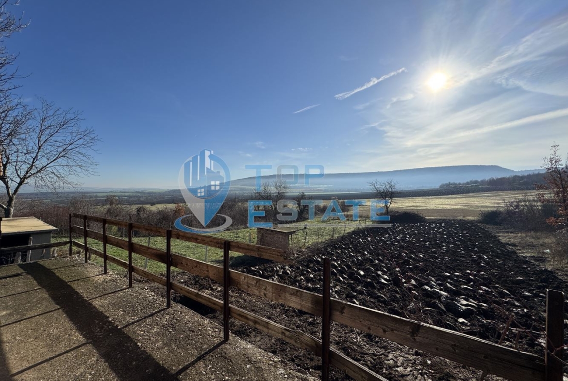 Двуетажна вила с панорамна гледка във вилната зона на град Бяла Черква - 0