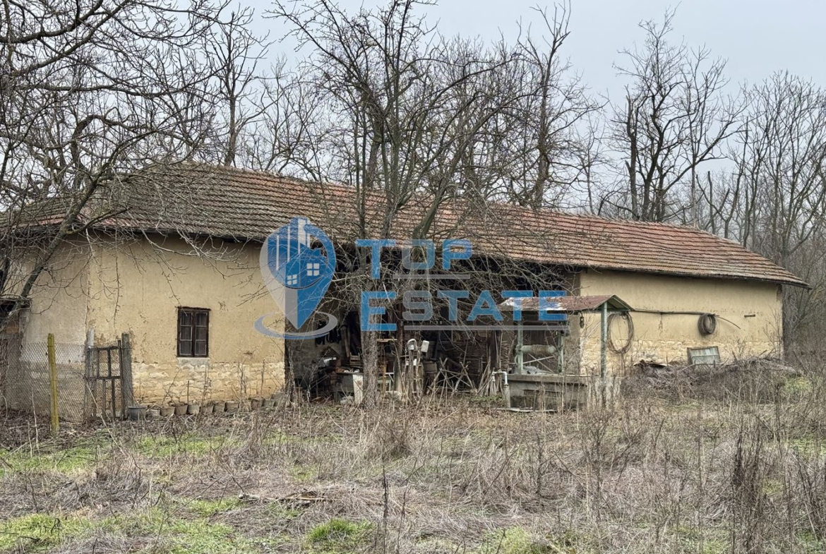 Тухлена къща с кладенец и голям двор в село Драганово, област Велико Търново - 0