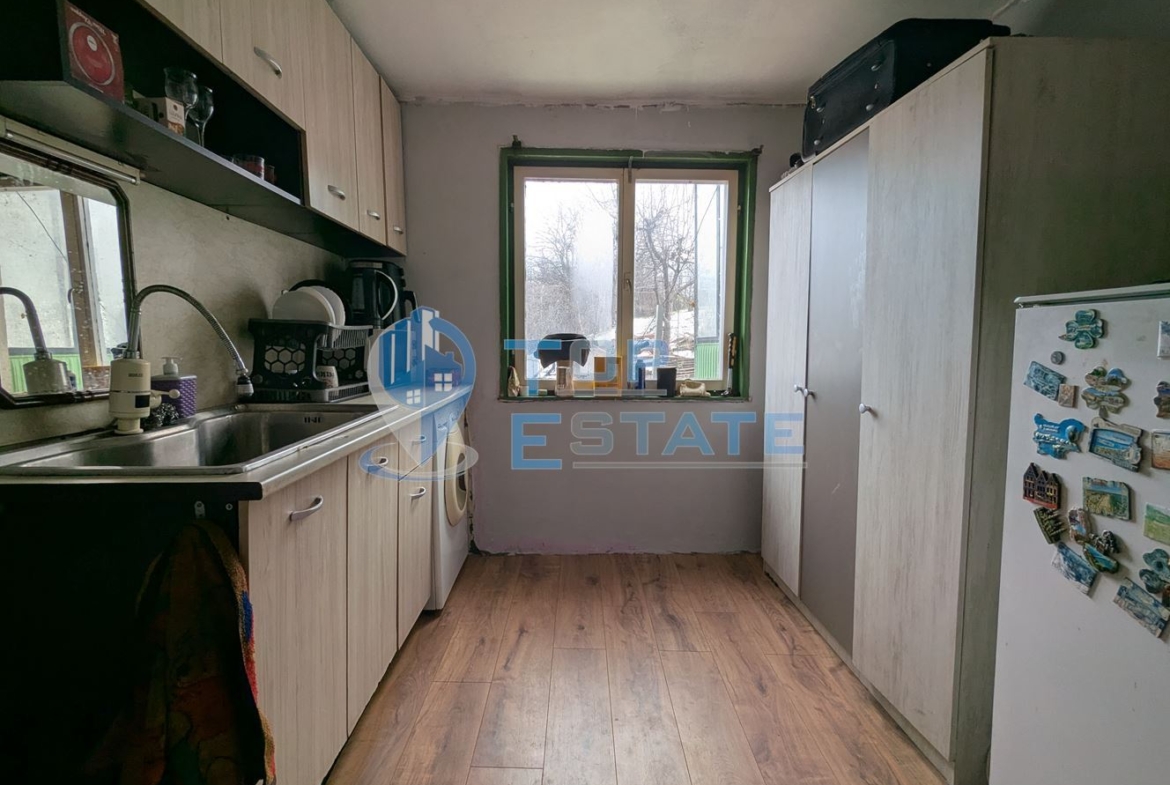 Двуетажна тухлена къща с голям двор в село Поликраище, област Велико Търново - 0