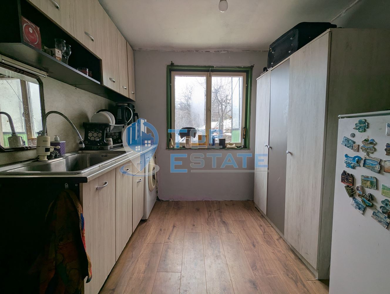 Двуетажна тухлена къща с голям двор в село Поликраище, област Велико Търново - 0