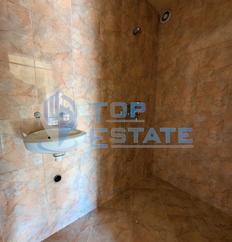 Двуетажна масивна къща с панорама в центъра на град Плачковци - 0