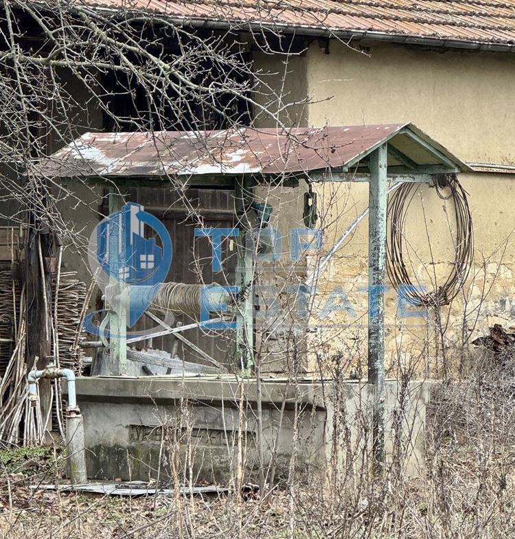 Тухлена къща с кладенец и голям двор в село Драганово, област Велико Търново - 0