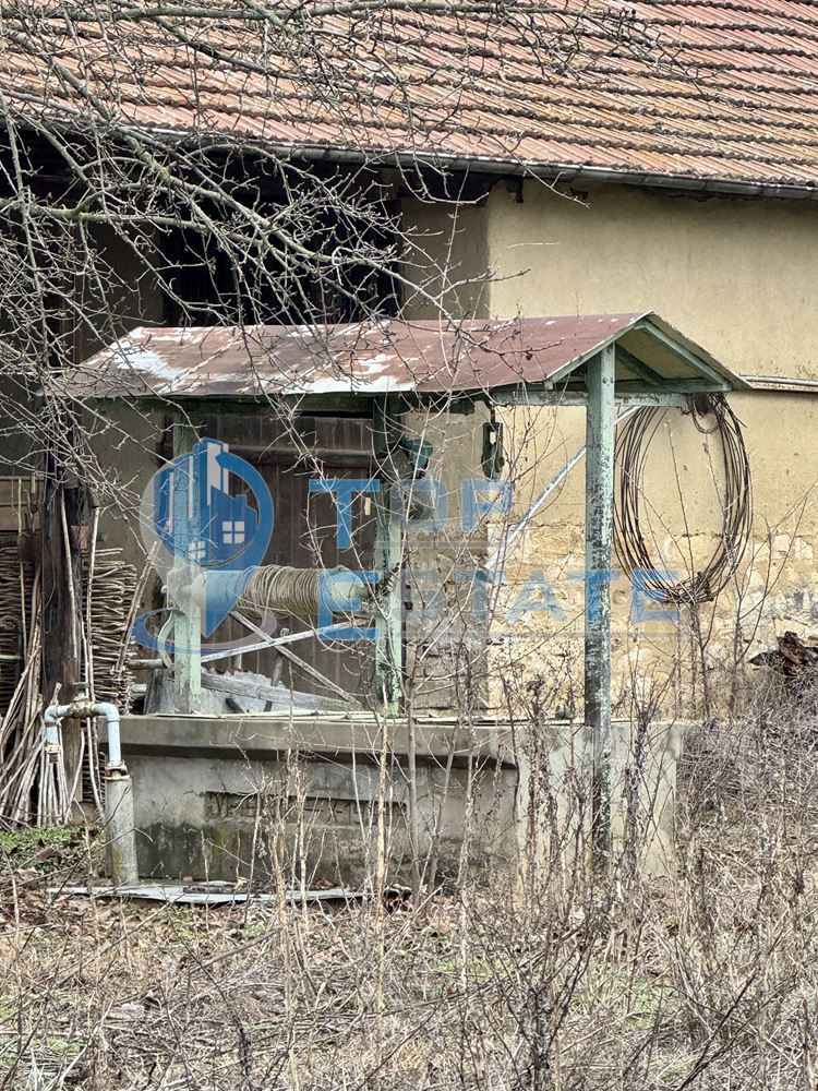 Тухлена къща с кладенец и голям двор в село Драганово, област Велико Търново - 0
