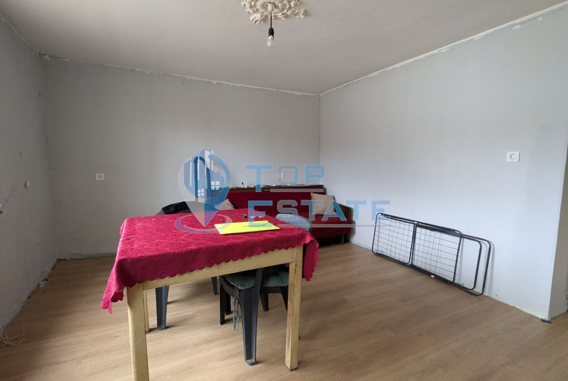 Двуетажна тухлена къща с голям двор в село Поликраище, област Велико Търново - 0