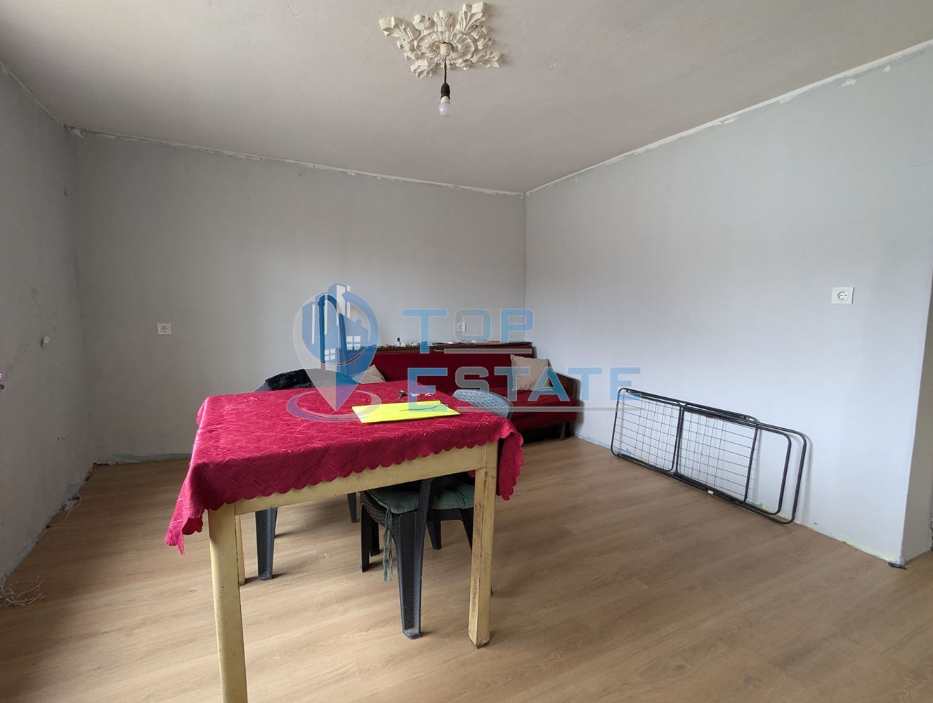 Двуетажна тухлена къща с голям двор в село Поликраище, област Велико Търново - 0