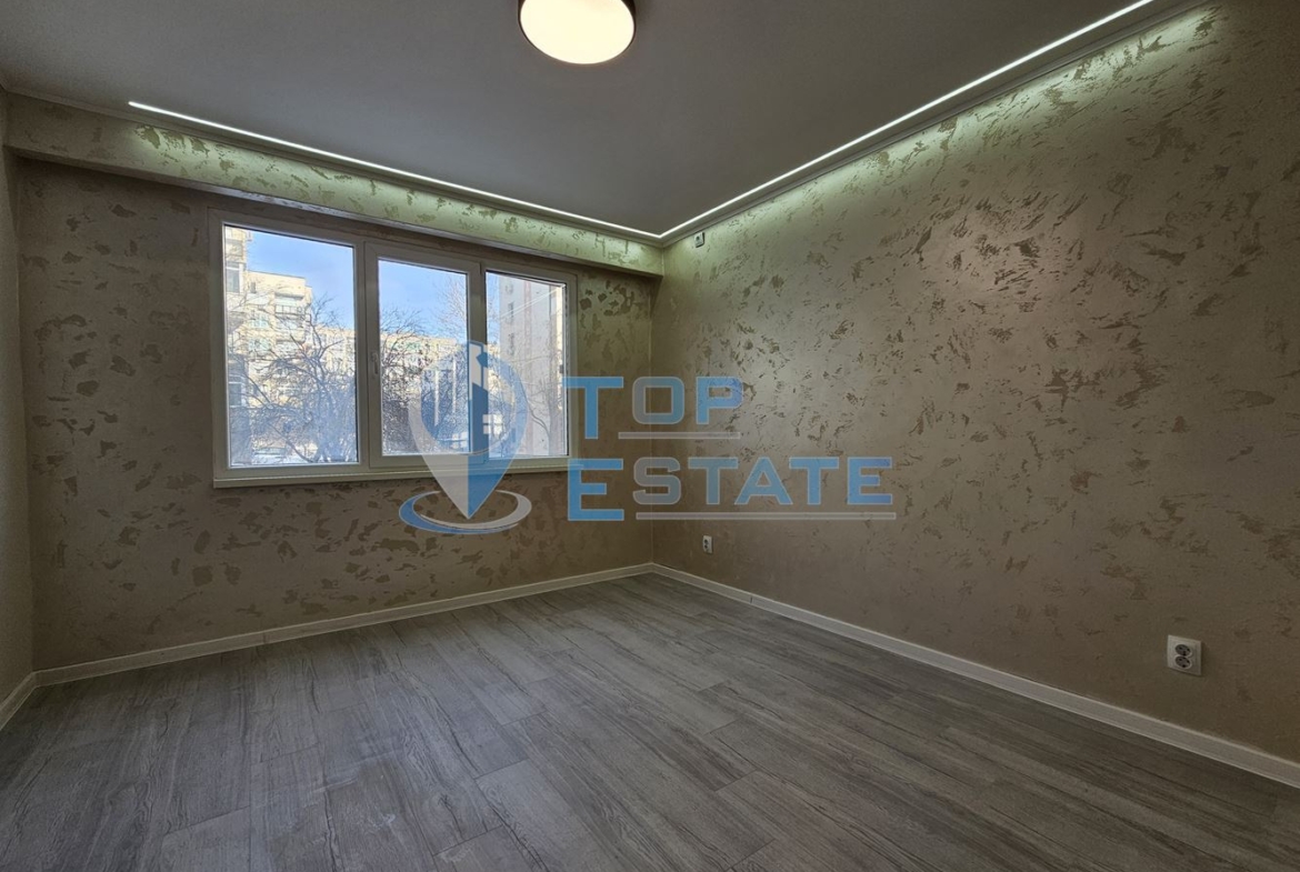 Тристаен ремонтиран апартамент с две спални в квартал Пролет, Горна Оряховица - 0