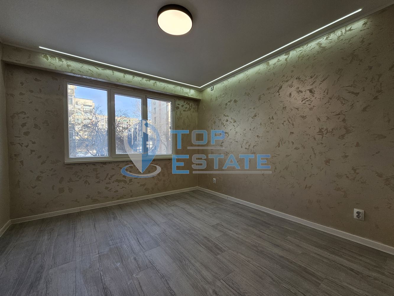 Тристаен ремонтиран апартамент с две спални в квартал Пролет, Горна Оряховица - 0