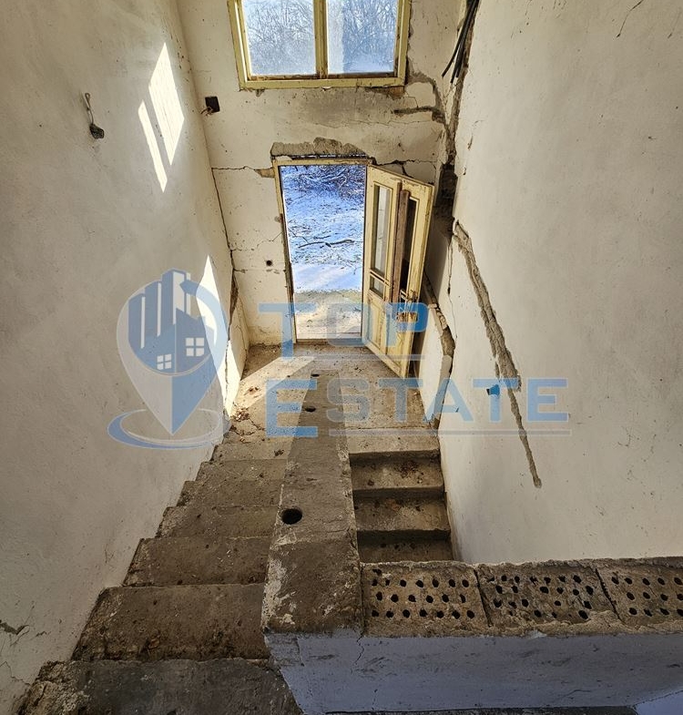 Масивна къща с голям парцел в село Върбица, област Велико Търново - 0