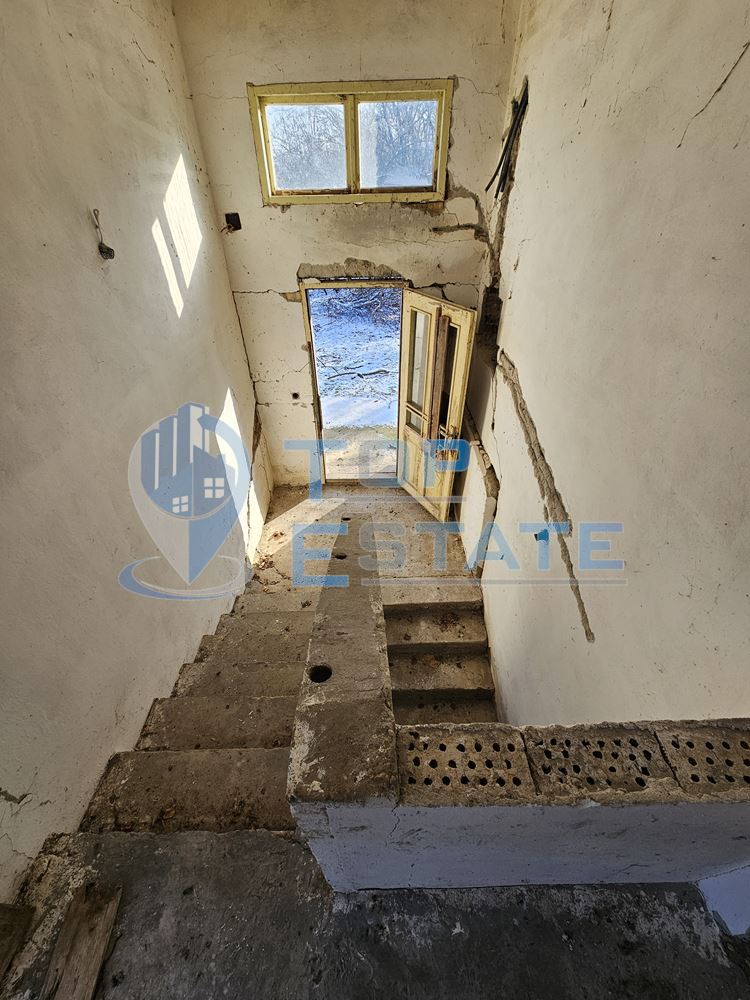 Масивна къща с голям парцел в село Върбица, област Велико Търново - 0