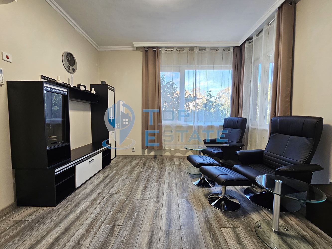 Триетажна обзаведена масивна къща с два гаража на тиха улица в центъра на Горна Оряховица - 0