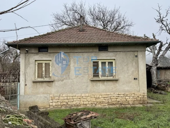 Тухлена къща с кладенец и голям двор в село Драганово, област Велико Търново - 0