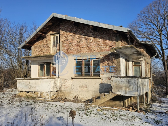 Масивна къща с голям парцел в село Върбица, област Велико Търново - 0