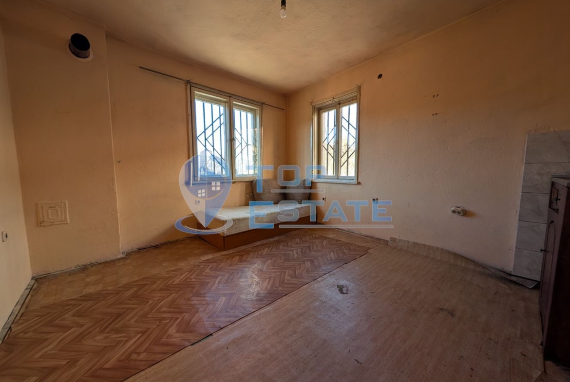 Двуетажна масивна къща с панорама в центъра на град Плачковци - 0