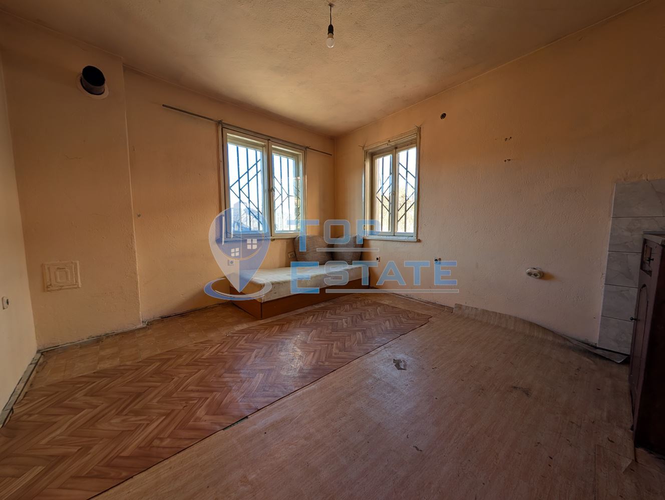 Двуетажна масивна къща с панорама в центъра на град Плачковци-0 Двуетажна масивна къща с панорама в центъра на град Плачковци - 0