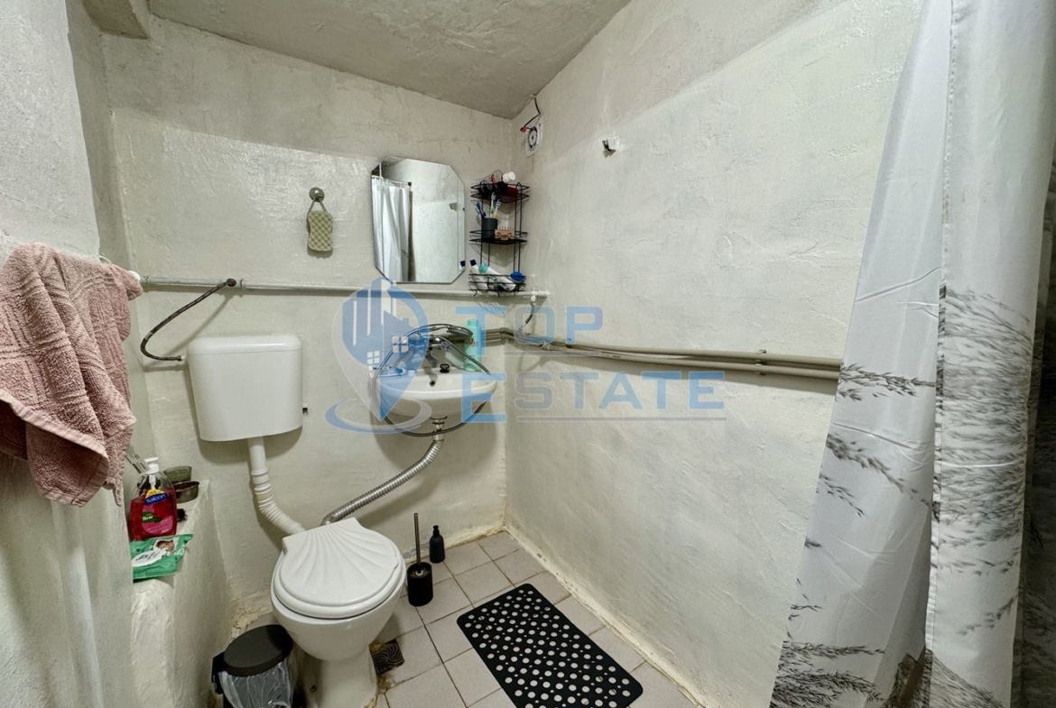 Двуетажна тухлена къща с допълнителна постройка в град Елена, област Велико Търново - 0