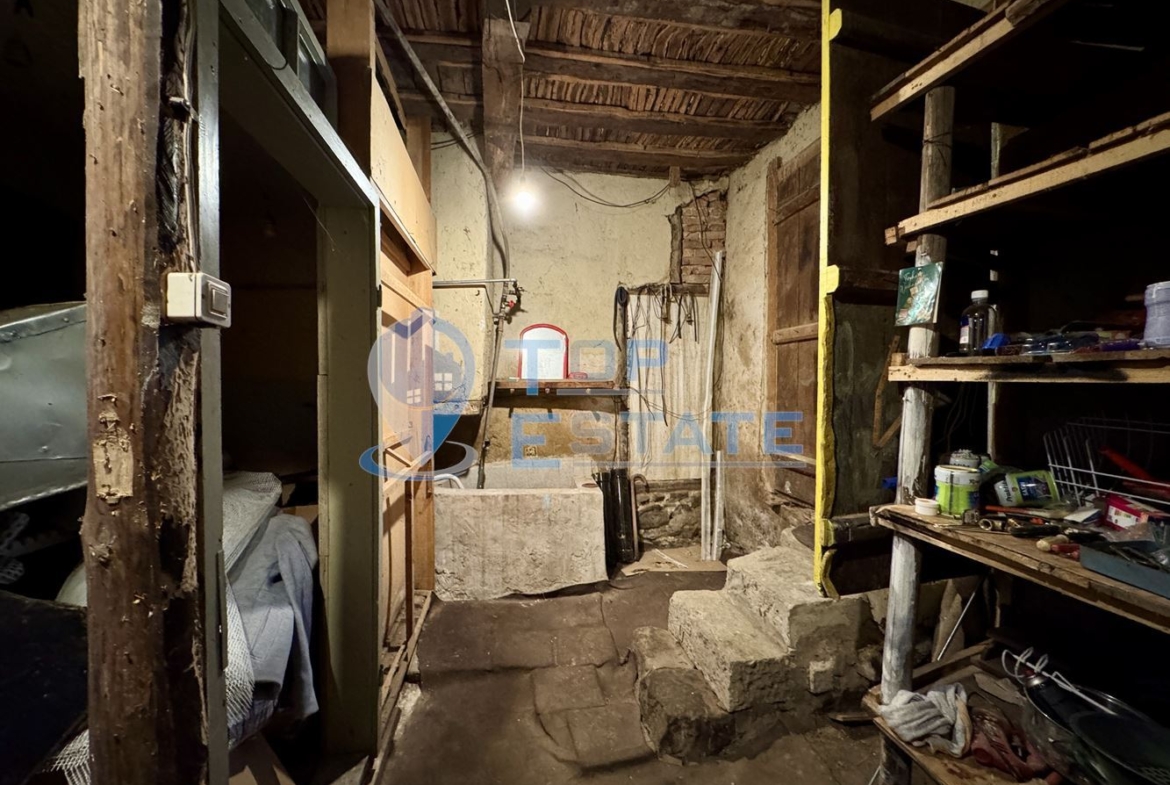 Двуетажна тухлена къща с допълнителна постройка в град Елена, област Велико Търново - 0