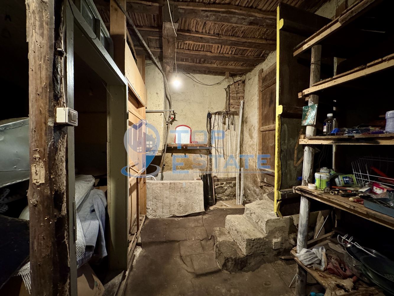 Двуетажна тухлена къща с допълнителна постройка в град Елена, област Велико Търново - 0