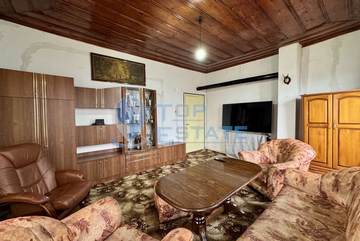 Двуетажна тухлена къща с допълнителна постройка в град Елена, област Велико Търново - 0