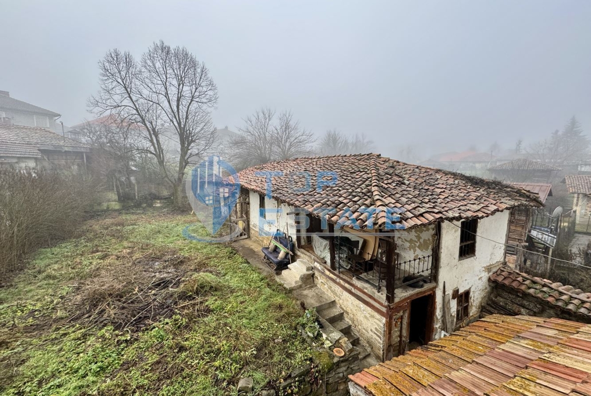 Двуетажна тухлена къща с допълнителна постройка в град Елена, област Велико Търново - 0