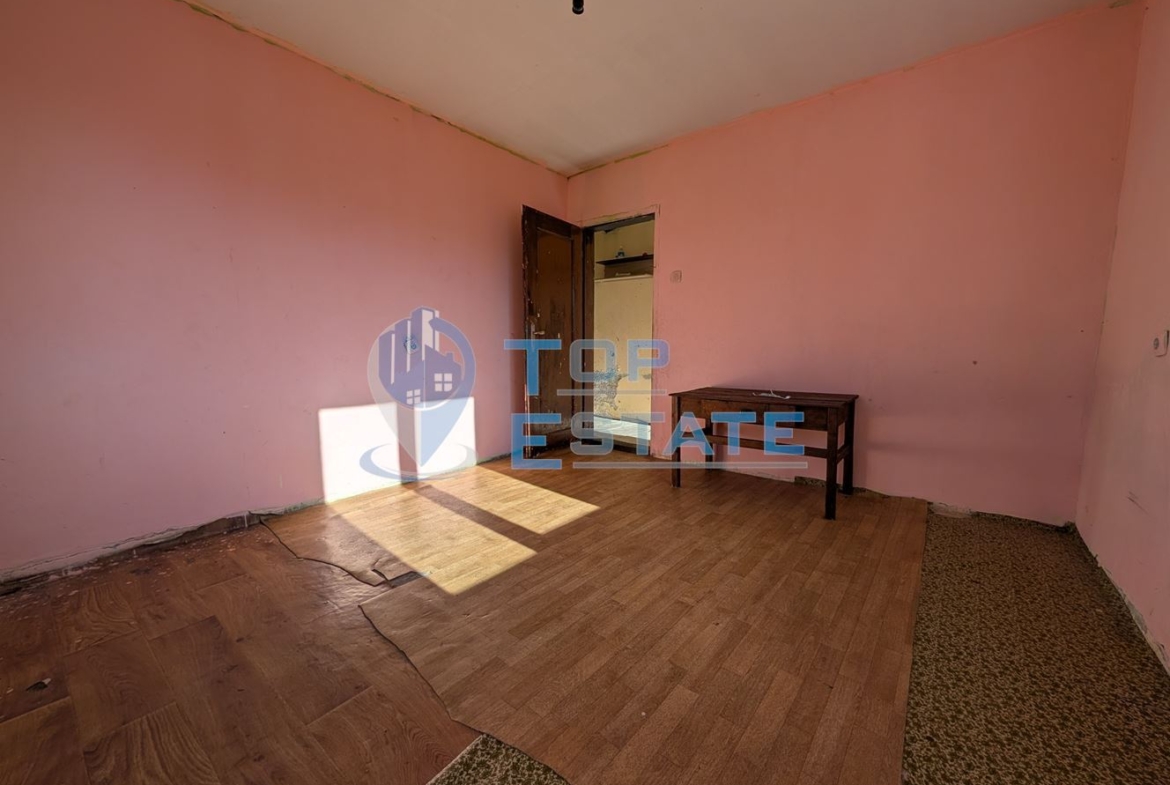 Двуетажна масивна къща с панорама в центъра на град Плачковци - 0