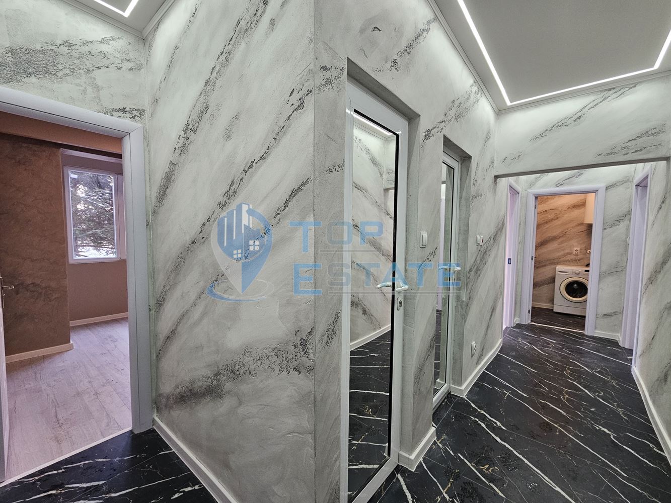 Тристаен ремонтиран апартамент с две спални в квартал Пролет, Горна Оряховица - 0